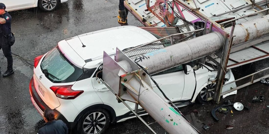 Cae anuncio espectacular en Tlalnepantla por intensas lluvias de este 13 de agosto.