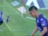 José Madueña cometió un inaudito autogol en el Mazatlán vs Pumas de la Jornada 14 de la Liga MX.