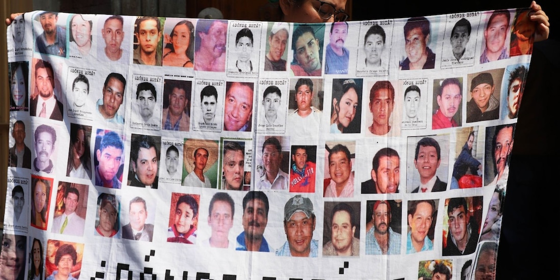 Colectivos de familiares de desaparecidos protestaron afuera del Centro Cultural España