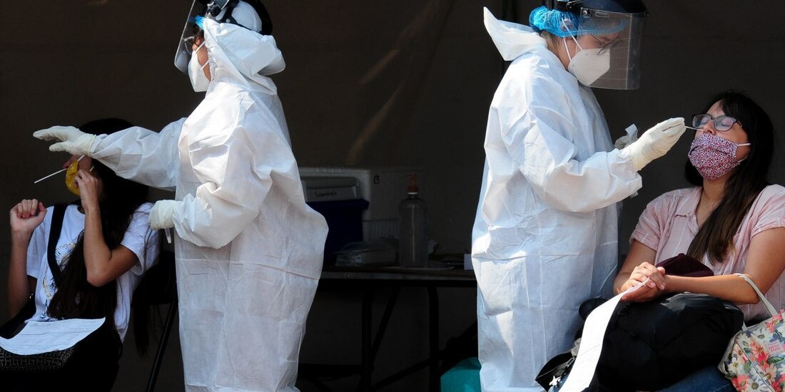 Dos mujeres se realizan la prueba de detección de COVID-19 en uno de los Macroquioscos instalados en la Ciudad de México.