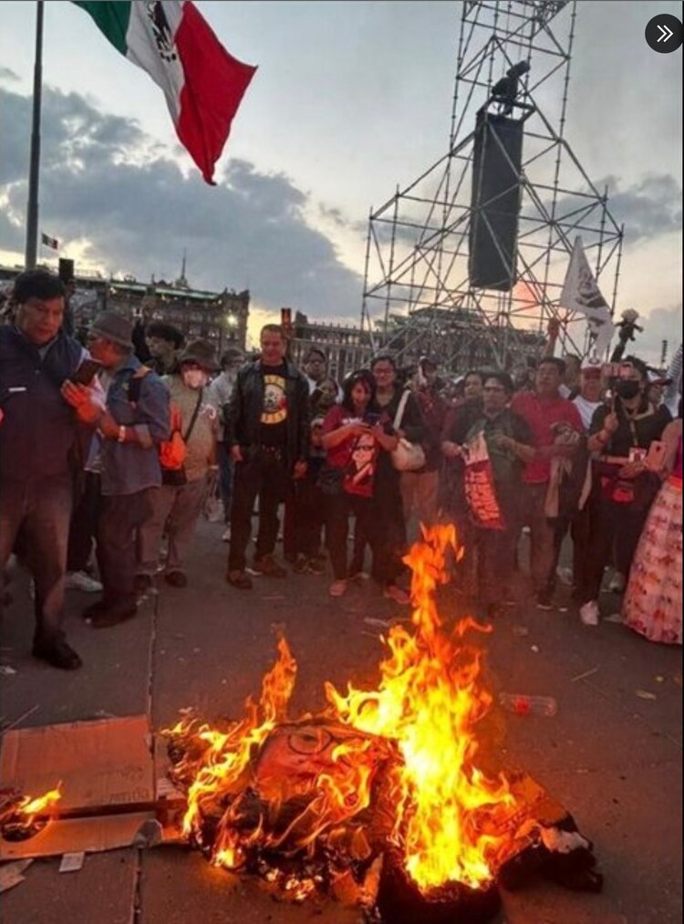 Momento en el que la figura fue quemada, el sábado pasado.