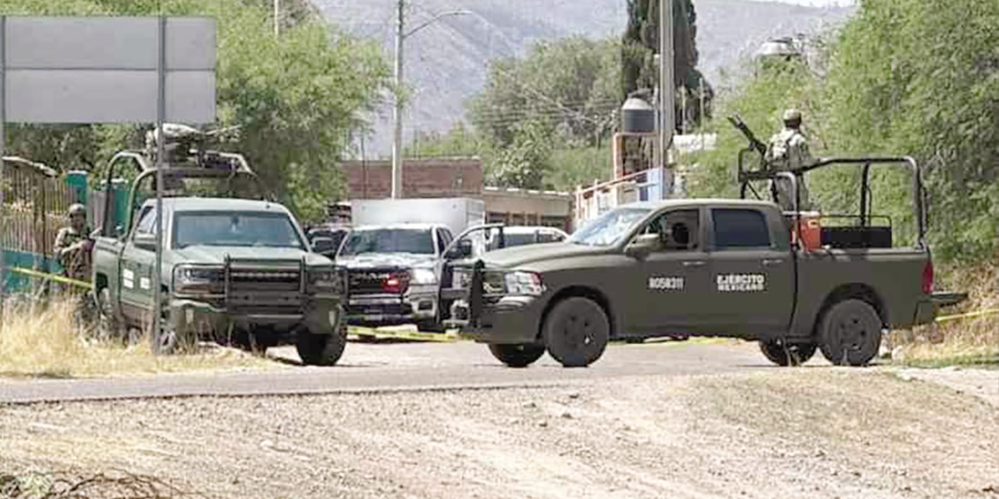 Elementos de la Defensa resguardan la zona del delito para iniciar las indagatorias en Aguascalientes.
