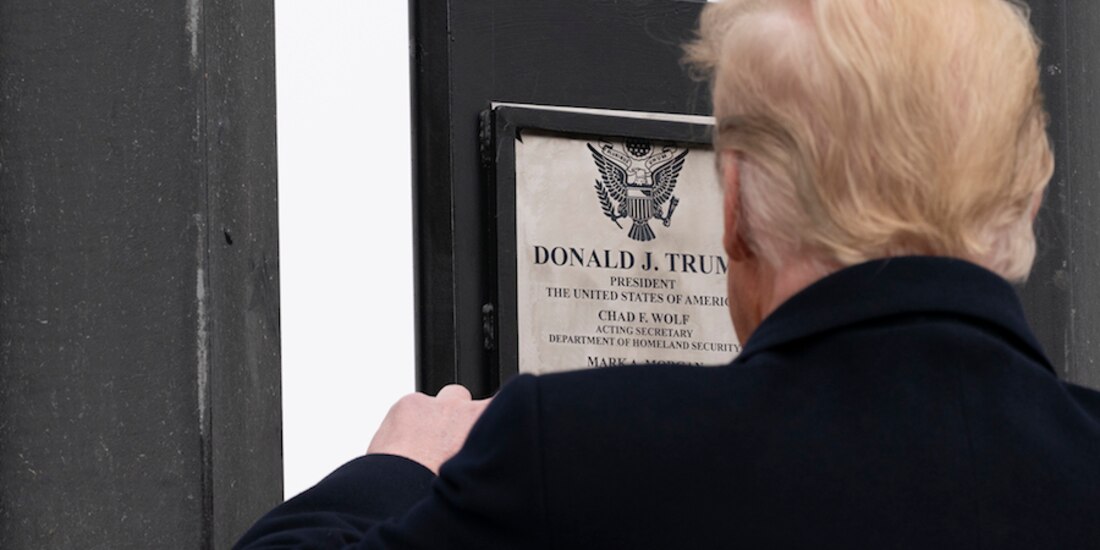 El expresidente de EU, Donald Trump, firma una placa en el muro, el 12 de enero pasado.