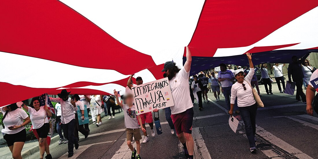 Migrantes sostienen una bandera de EU durante la “megamarcha” en Dallas, Texas, el pasado 30 de marzo.