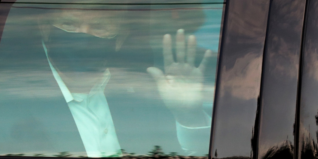 Alrededor de las 16:00 horas, policías cerraron la calle donde se se encuentra el hospital y minutos después salió el presidente en una camioneta.