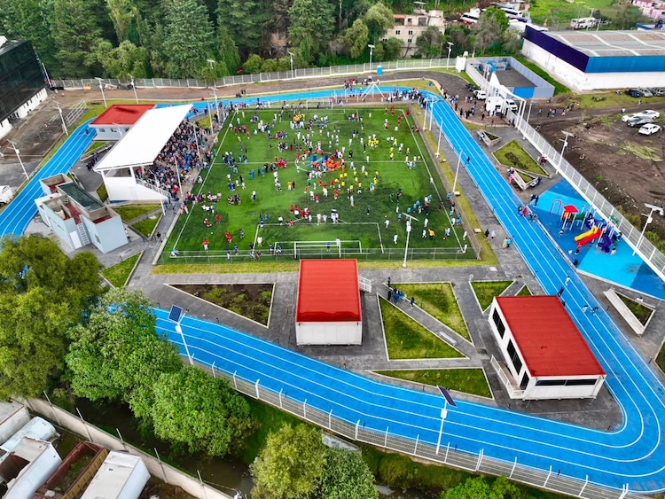 El nuevo complejo deportivo de Huixquilucan cuenta con infraestructura de alto nivel y alumbrado para uso nocturno en sus más de 12 mil metros cuadrados.