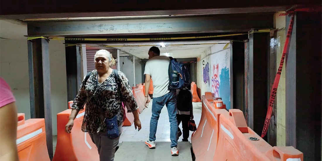 TRANSEÚNTES cruzan un bajopuente, el miércoles pasado.