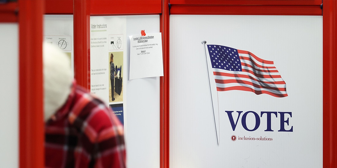 Un votante llena una papeleta en el periodo de voto anticipado en Ohio, el pasado 9 de octubre.