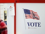 Un votante llena una papeleta en el periodo de voto anticipado en Ohio, el pasado 9 de octubre.