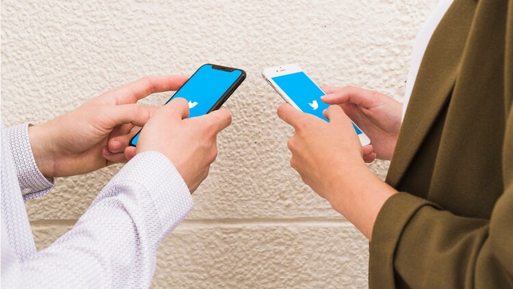 Usuarios de Twitter, en una fotografía de archivo.