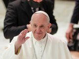 El papa Francisco arriba a su audiencia semanal en el Aula Paulo VI, Vaticano, 14 de octubre de 2020.