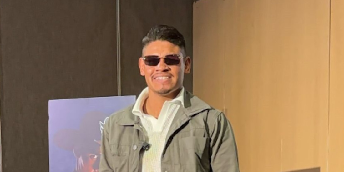 El vaquero en su conferencia de prensa, ayer, en un hotel en el aeropuerto de la Ciudad de México.