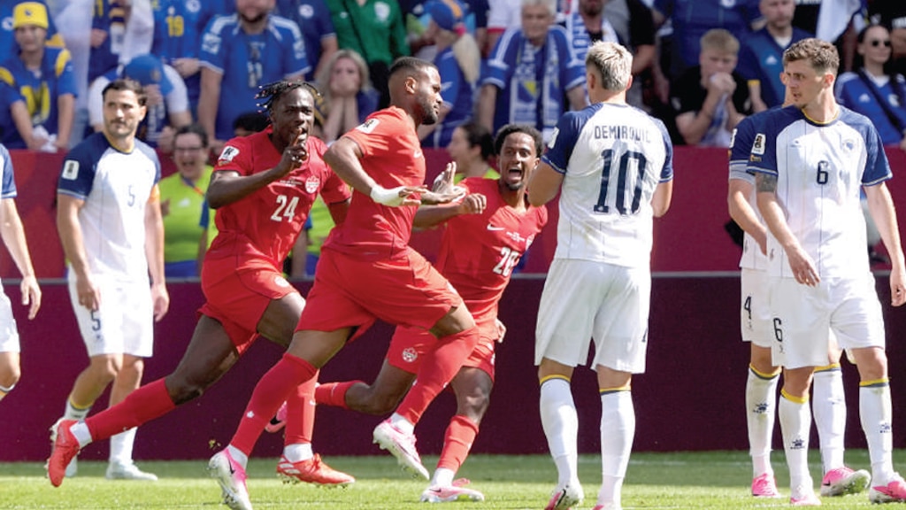 cyle larin corre junto con sus compañeros mientras festeja su anotación contra Bosnia y Herzegovina, ayer, en Toronto.