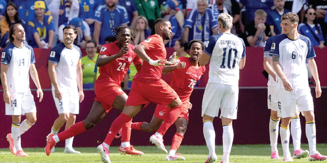 cyle larin corre junto con sus compañeros mientras festeja su anotación contra Bosnia y Herzegovina, ayer, en Toronto.