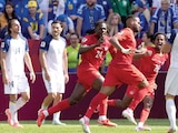 cyle larin corre junto con sus compañeros mientras festeja su anotación contra Bosnia y Herzegovina, ayer, en Toronto.