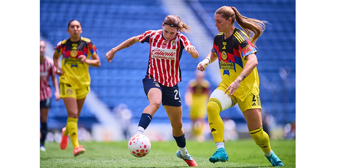Alicia Cervantes, con el balón en el clásico de fase regular.