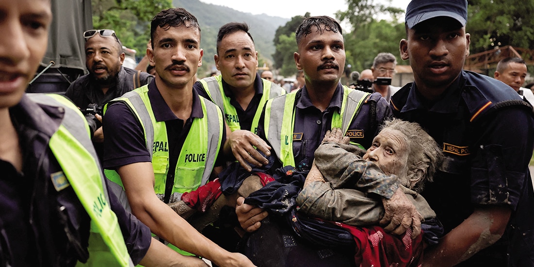 EL TORRENTE de agua, ayer, y el rescate de personas.