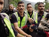 EL TORRENTE de agua, ayer, y el rescate de personas.