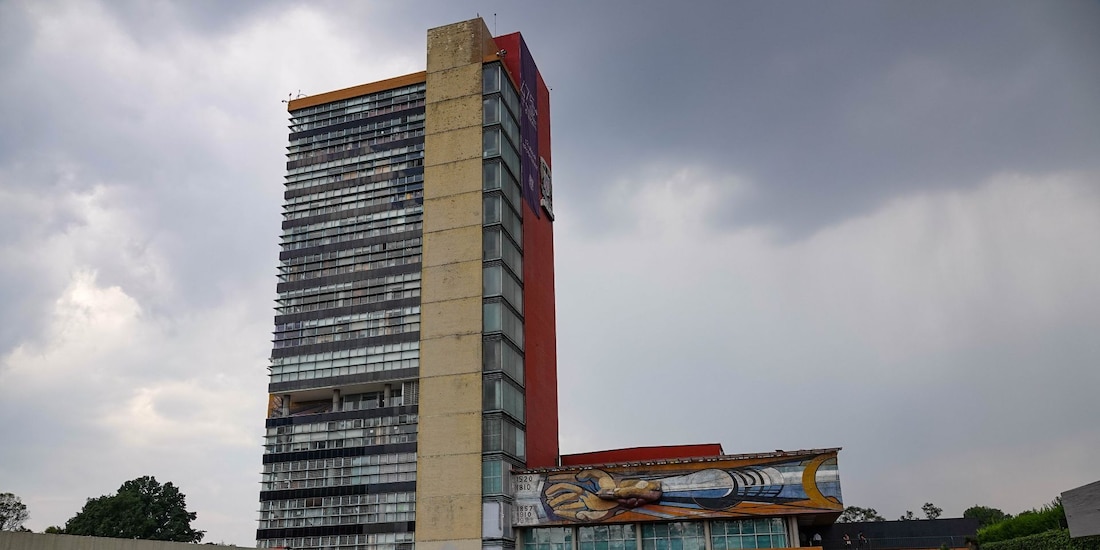 Aspectos de la Torre de Rectoría de la UNAM, en Ciudad Universitaria.