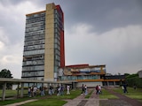Aspectos de la Torre de Rectoría de la UNAM, en Ciudad Universitaria.