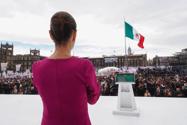 La presidenta Claudia Sheinbaum en el Zócalo, durante la conmemoración por su 100 días al frente de la Presidencia.