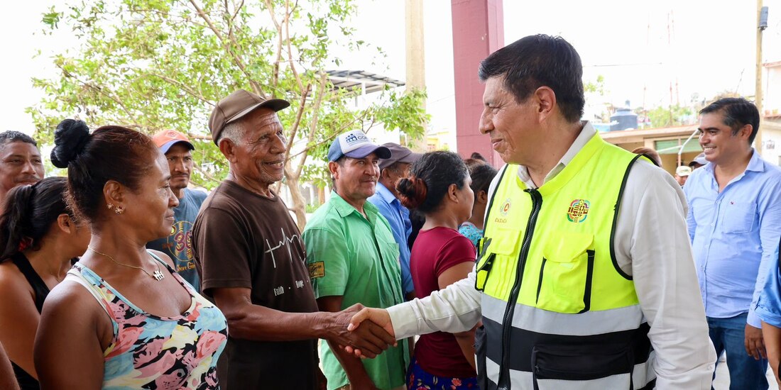 Jara Cruz conversa con pobladores y coordina censos para brindar apoyos a productores rurales.