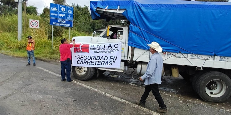 En imagen de archivo, transportistas pertenecientes a la ANTAC se manifiestan para exigir seguridad en carreteras