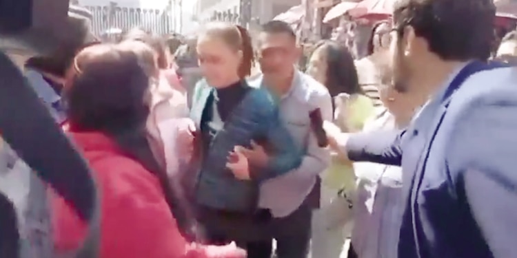 El video evidencia el momento en el que el hombre aborda a la mandataria cuando ella atendía a otras personas a su paso por el Centro Histórico de la CDMX, ayer.