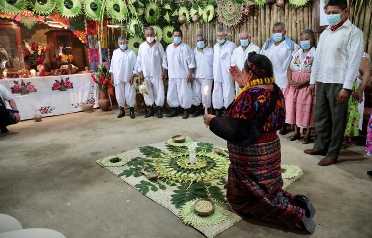 Rigoberta Menchú alienta y rinde tributo a la cultura totonaca