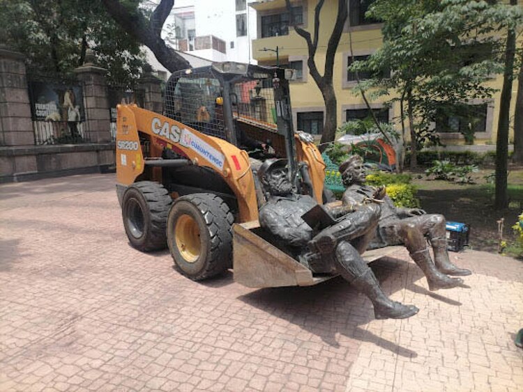 Alcaldía Cuauhtémoc retiró esculturas de Castro y Guevara.