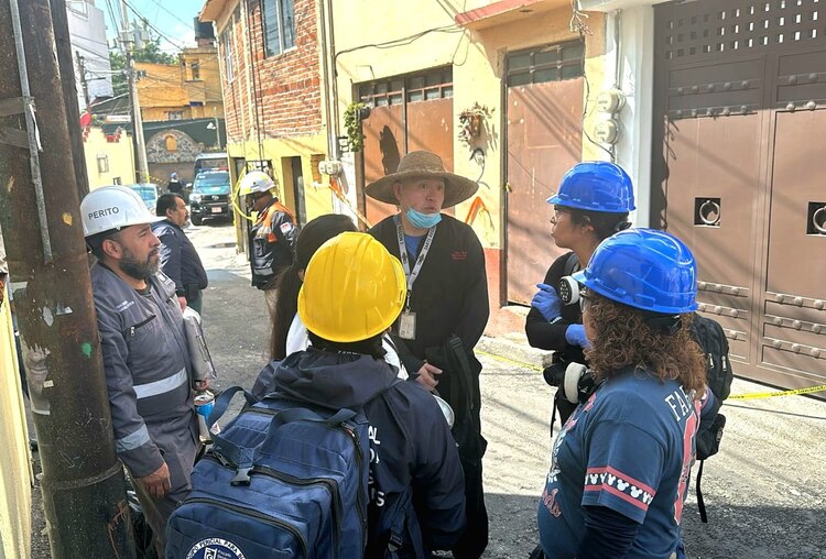 Personal atiende tareas de levantamiento y registro en el pueblo Los Reyes.