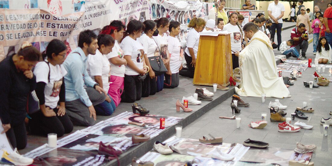 Colectivos buscadores de Guerrero realizaron una vigilia, ayer, tras el hallazgo de narcofosas en Teuchitlán, Jalisco.
