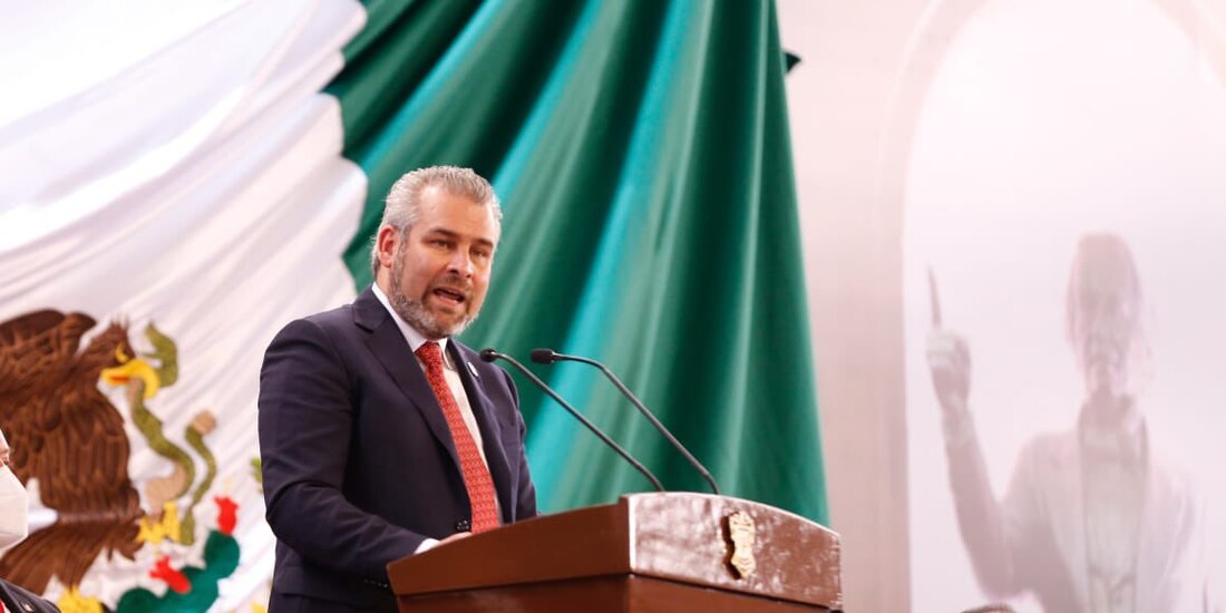 Alfredo Ramírez Bedolla toma protesta como gobernador de Michoacán.