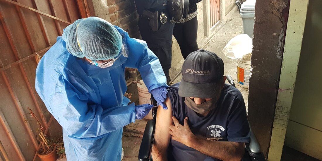 Este miércoles arrancó la estrategia de vacunas a domicilio.