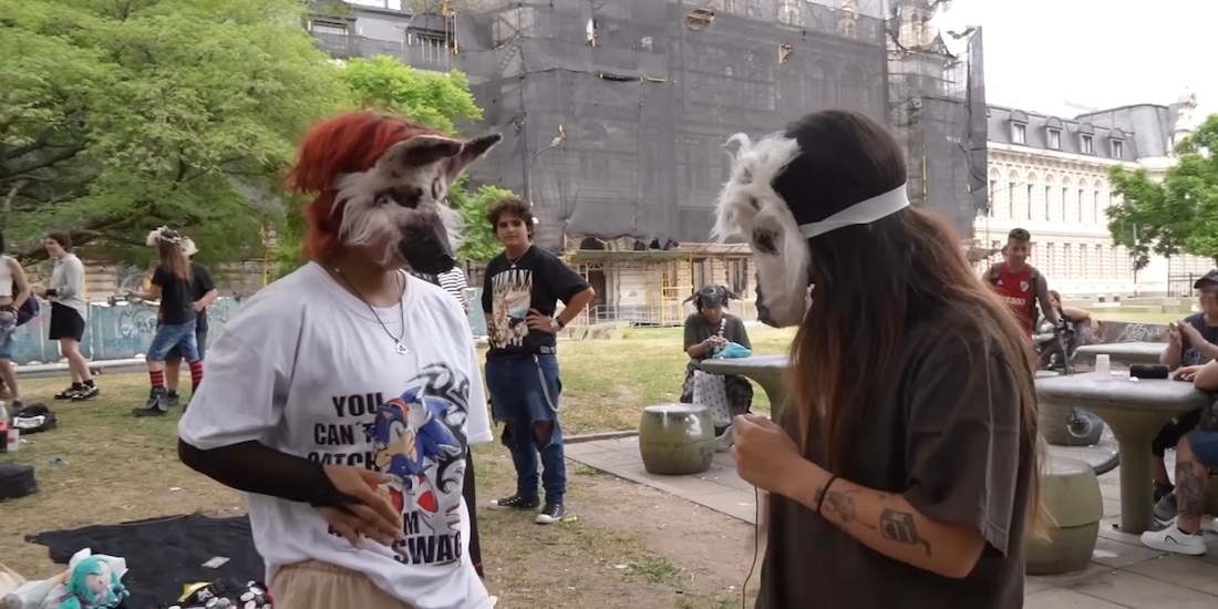 Así es el saludo de foca de los Therians