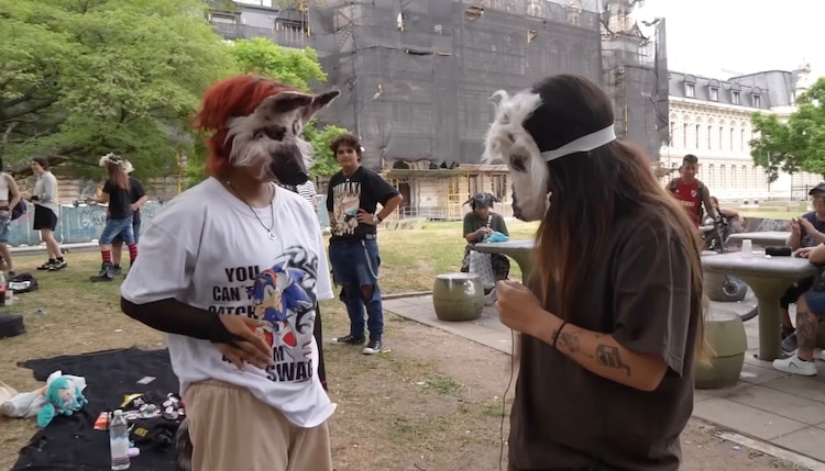 Así es el saludo de foca de los Therians