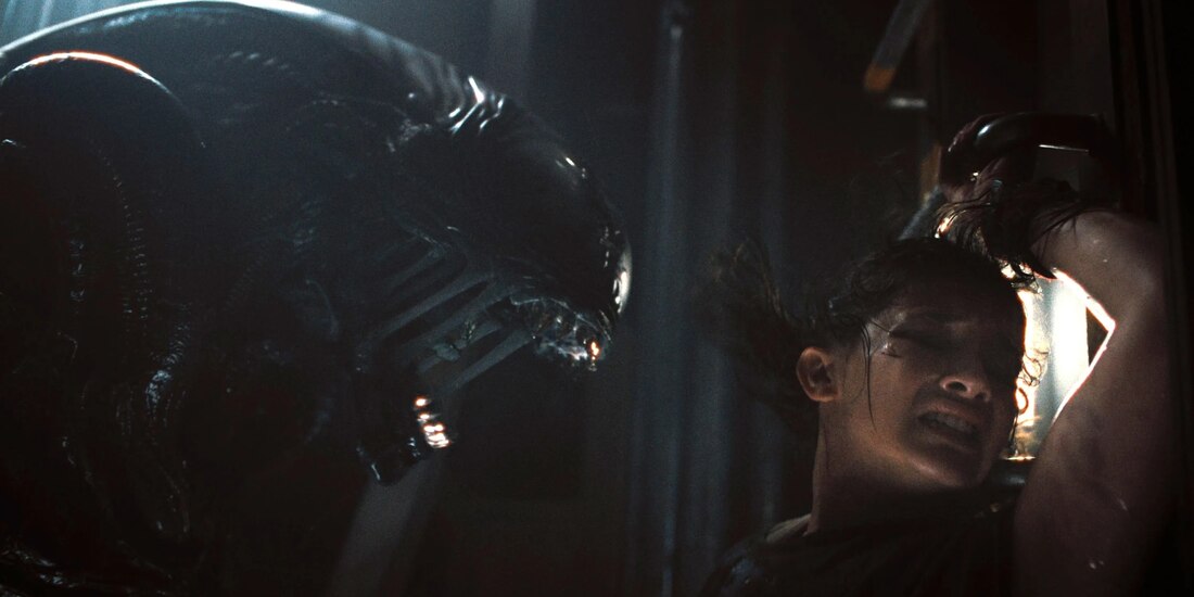 La joven actriz y cantante Isabela Merced en el papel de Kay.