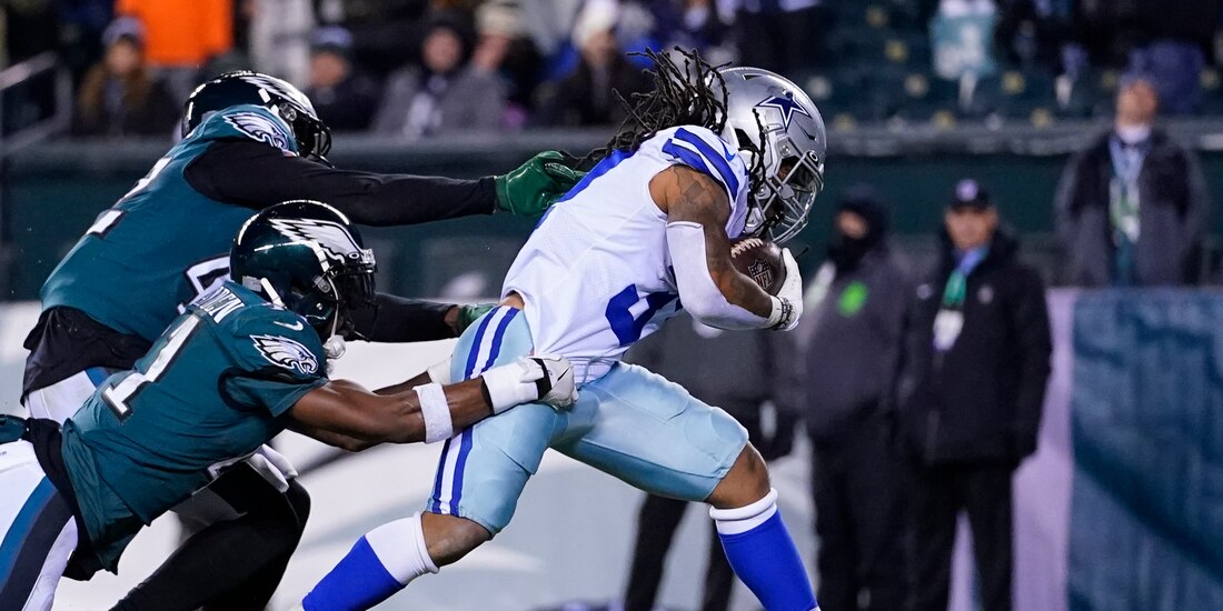 JaQuan Hardy, running back de Cowboys, anota un touchdown en el cotejo ante Eagles en la Semana 18 de la NFL.