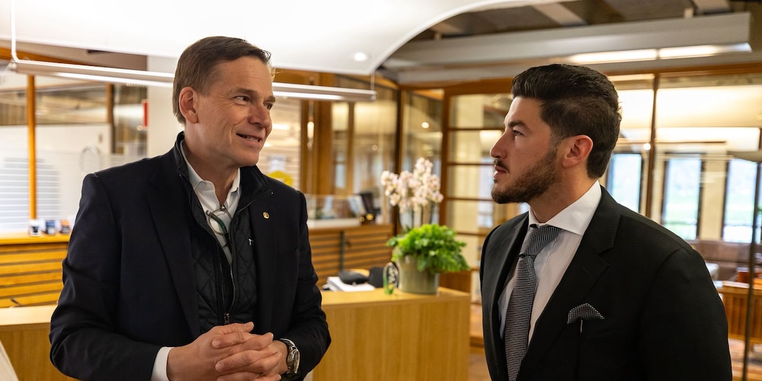 Samuel García (derecha) en gira de trabajo por Europa.