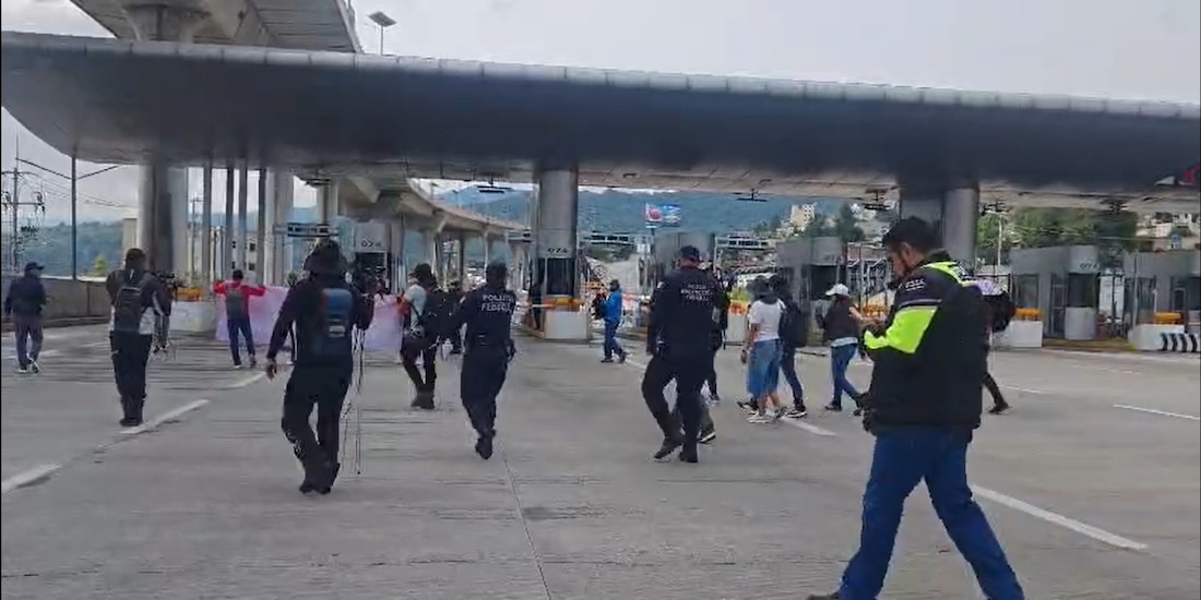 Elementos de seguridad resguardan las acciones de los maestros disidentes.