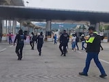 Elementos de seguridad resguardan las acciones de los maestros disidentes.
