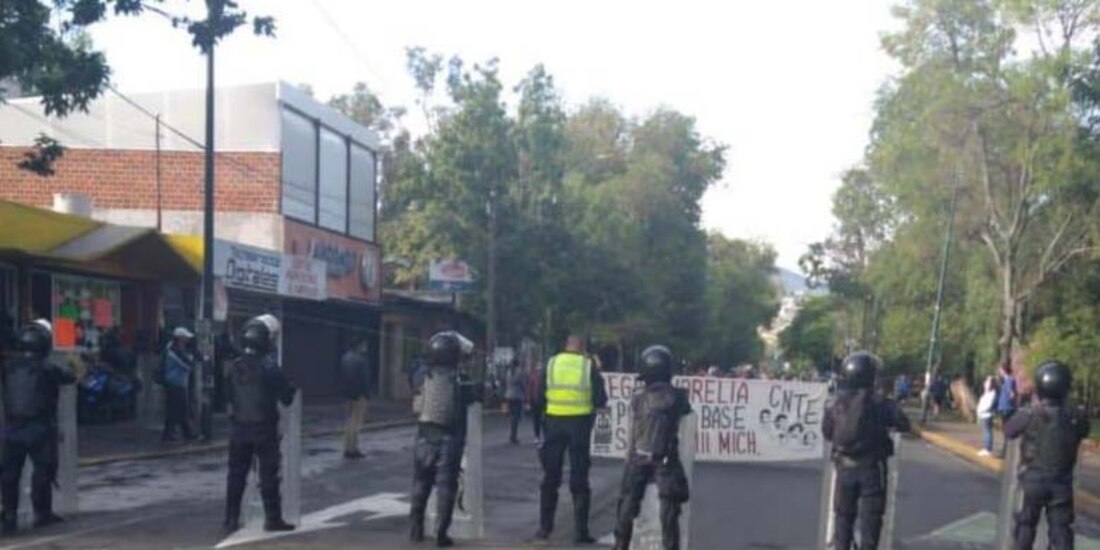 Integrantes de la Sección XVIII de la CNTE cierran paso en avenida Puente Ventura.