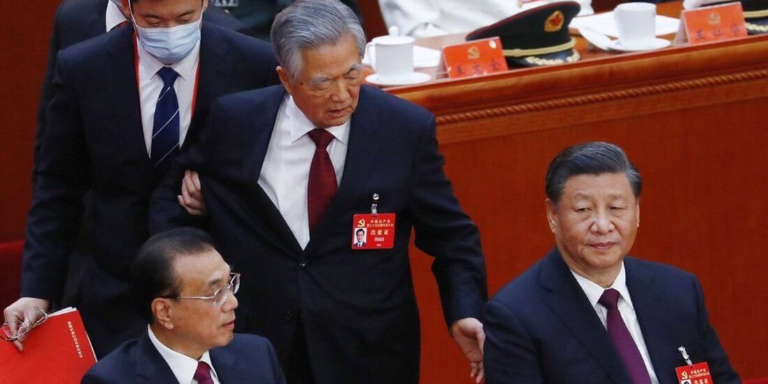 Hu Jintao fue escoltado a regañadientes afuera de la sala del Partido Comunista de China.