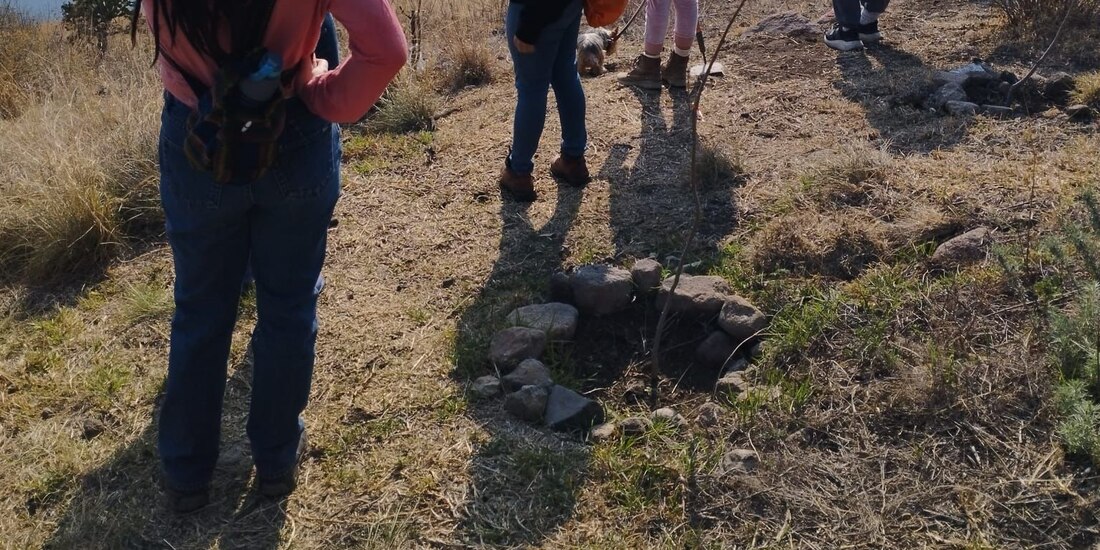 Un grupo de mujeres se encarga de limpiar la zona de la Presa Madín.