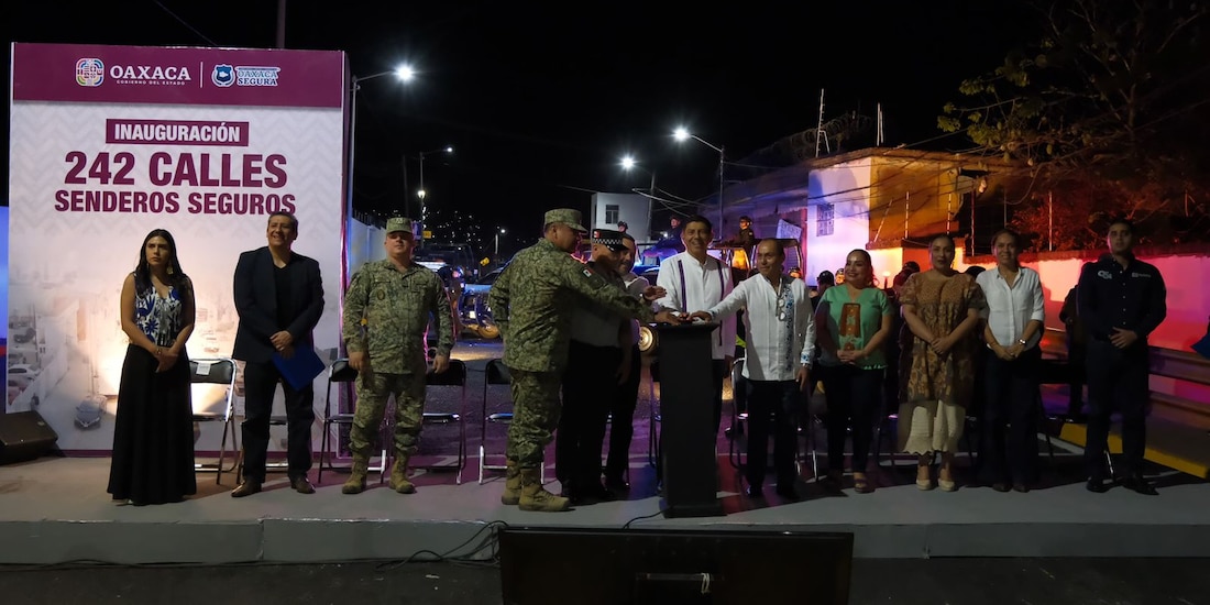 Salomón Jara entrega 242 calles y senderos seguros en Oaxaca.