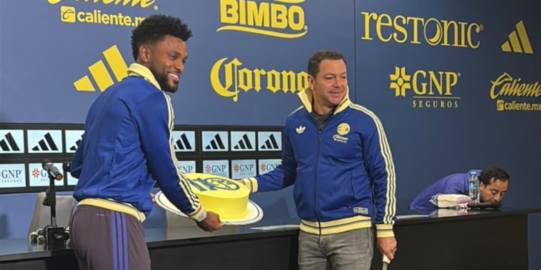 Miguel Borja y Santiago Baños partiendo el pastel.