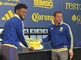 Miguel Borja y Santiago Baños partiendo el pastel.