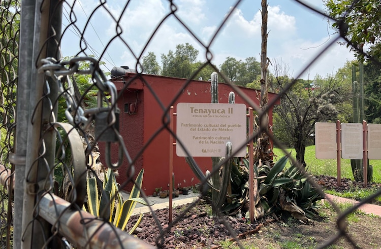 Tenayuca II estaba cerrado y con el pasto sin podar.