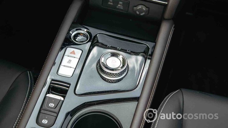 La consola central deja atrás la palanca de cambios.