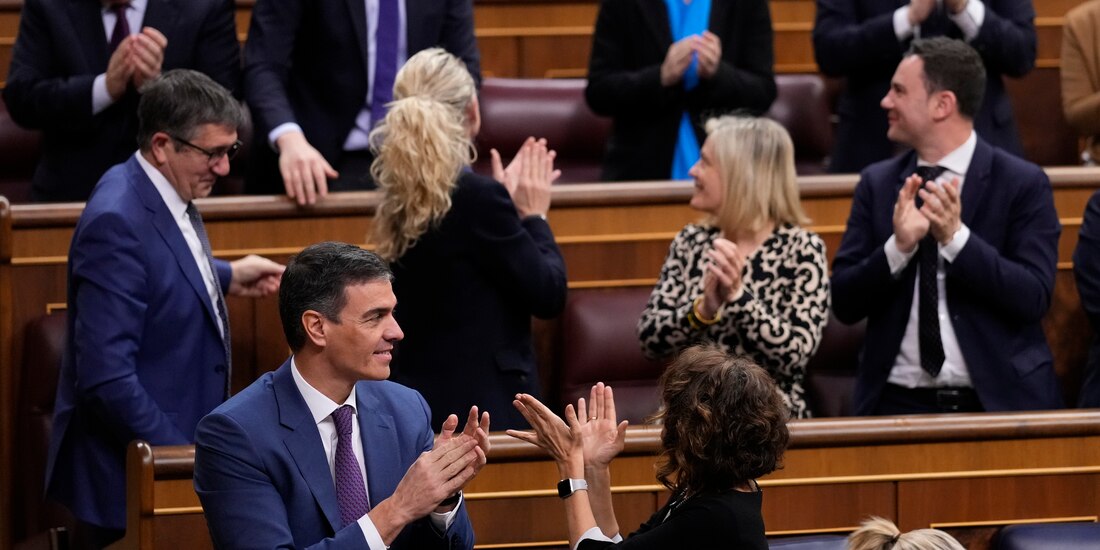El presidente Pedro Sánchez (abajo) y legisladores aplauden tras la votación, ayer.